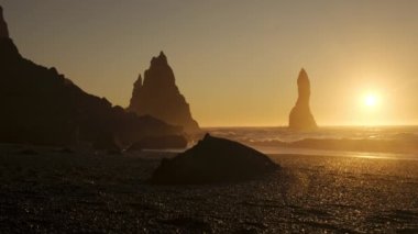 İzlanda 'daki Vik Ünlü Kara Kum Plajı, Volkanik Kayalık Tepesi üzerinde Günbatımı, Kuzey Atlantik Okyanusu Suyu, 4320 Peni Kararında Vuruldu.