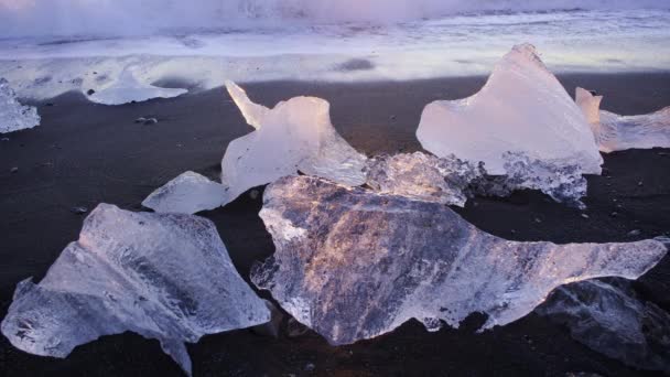 Iceberg Che Brillano Sulla Sabbia Vulcanica Nera Tramonto Clear Ice — Video Stock
