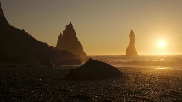 Vik Famosa Praia Areia Preta Islândia Pôr Sol Sobre Penhasco — Vídeo de Stock