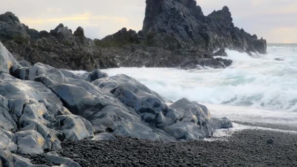 Ισλανδική Ακτή Της Μαύρης Άμμου Στο Sunset Ηφαιστειακή Πλαγιά Γαλάζιο — Αρχείο Βίντεο