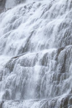 Dynjandi Şelalesi Suyu, İzlanda 'nın Güzel Saf Doğası, Güçlü Dağ Nehri Arkaplanı. Yüksek kalite fotoğraf