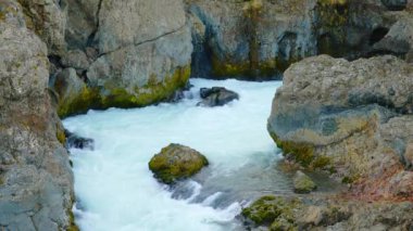 Saf Turkuaz Buzul Suyu ile Canyon Nehri İzlanda 'da sıra dışı dağ doğası manzarası. Çekim 8K Çözüm 4320p.