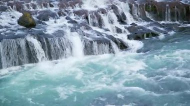 İzlanda 'da Güzel Doğa Şelalesi, Dağ Nehri' nde Saf Turkuaz Suyu, 4320. kararda vuruldu..