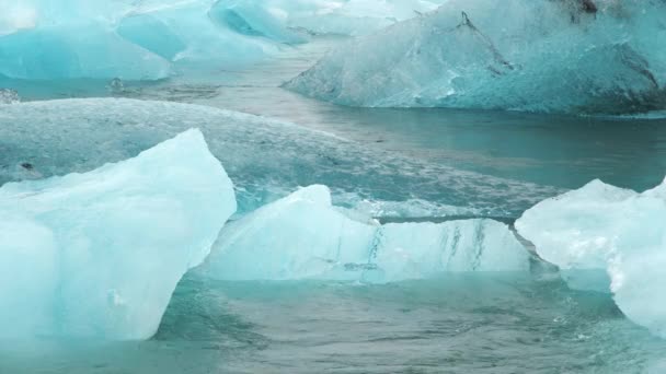 フォギー氷河ラグーンのブルー氷山 純粋なアイスランドの自然 北の国 冬と氷の美しい自然の奇跡 8Kで撃たれた — ストック動画