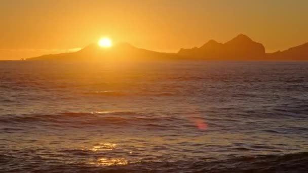 Soluppgång Över Stormiga Havet Skinande Gyllene Vågor Med Solreflektion Vid — Stockvideo