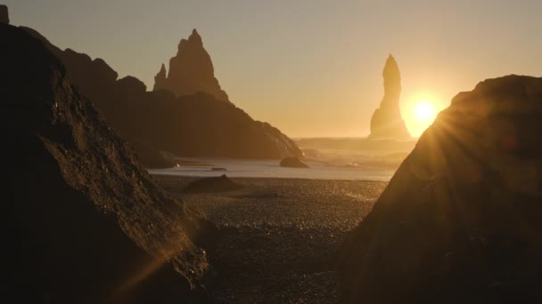 Vik Famosa Spiaggia Sabbia Nera Islanda Tramonto Sulla Scogliera Vulcanica — Video Stock