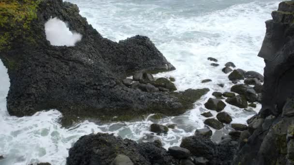 Ocean Waves Crashen Black Volcanic Cliff Pure Blue Sea Coastline — Stockvideo