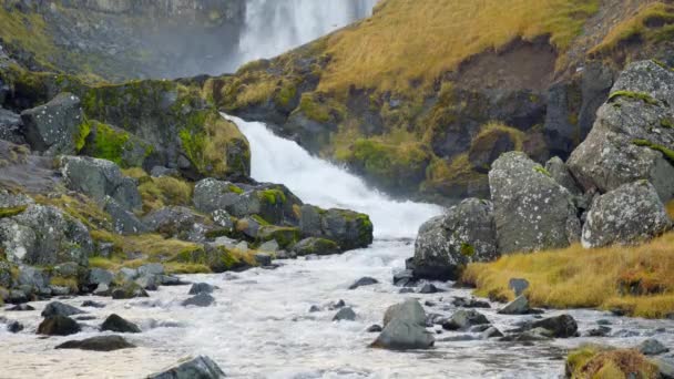 Cascada Islandia Mountain River Temporada Otoño Hermoso Paisaje Volcánico Natural — Vídeo de stock