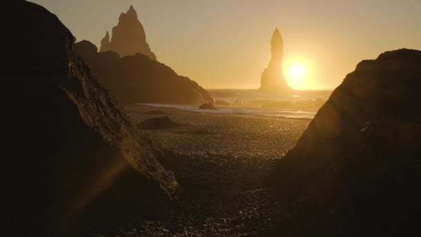 Vik Famosa Playa Arena Negra Islandia Puesta Sol Sobre Acantilado — Vídeos de Stock