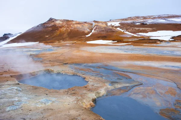 Jeotermal bölgede kaynamış çamur kapları Hver ve etrafını çatlattı. Yer: Hver jeotermal alanı, Myvatn bölgesi, İzlanda 'nın kuzeyi, Avrupa. Yüksek kalite fotoğraf