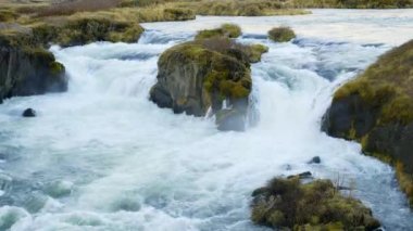 Gündoğumunda Şelale, İzlanda 'da Dağ Buzulu Nehri, Güzel Saf Doğa Manzarası. Çekim 8K.