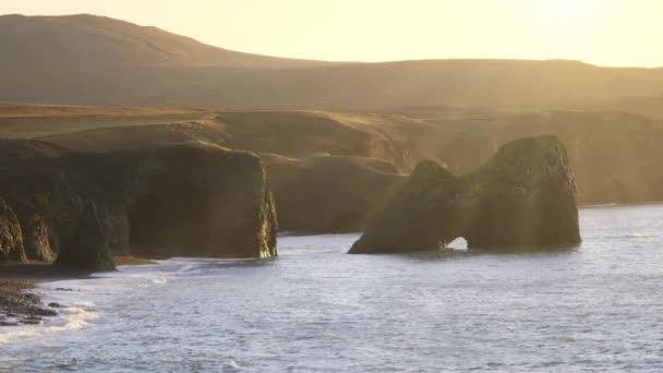 Küste Mit Vulkanbergen Und Schwarzem Sandstrand Bei Sonnenaufgang Sonniges Goldenes — Stockvideo