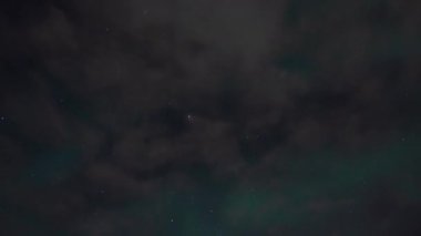 Kuzey Işıkları ya da Aurora Borealis, İzlanda 'nın gece gökyüzünde gerçek zamanlı kayma, 8K' da Güzel Doğal Fenomen çekimi. Yüksek kalite 4k görüntü