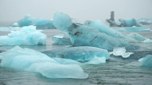 Blue Iceberg Foggy Glacier Lagoon Καθαρή Ισλανδική Φύση Όμορφο Φυσικό — Αρχείο Βίντεο