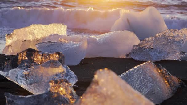 冰岛自然黑色火山海滩上的冰块碎片 高质量的4K镜头 — 图库视频影像