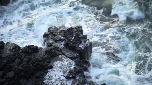 Ηφαίστειο Coastline Black Cliff Στο Sunset Ηφαίστειο Basalt Rocks Γαλάζιο — Αρχείο Βίντεο