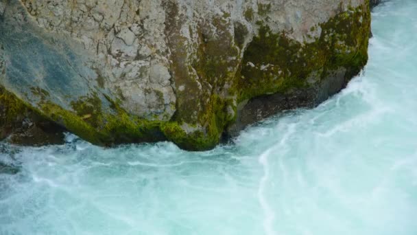 峡谷河与纯绿松石冰川水 冰岛罕见的山地自然景观 在8K Resolution 4320P中发射 — 图库视频影像