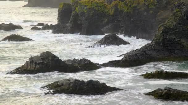 Ocean Waves Bater Black Volcanic Cliff Pure Blue Sea Coastline — Vídeo de Stock