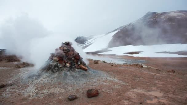 アイスランドの地熱地帯 硫黄谷の純粋な緑のエネルギー喫煙フマロール 有名な観光地Hverir ミヴァトン湖近くの本当の火山活動 水を蒸発させる 8Kの解像度で撮影 — ストック動画