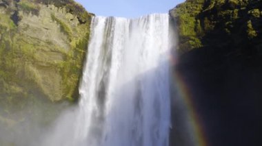 İzlanda 'da Skogafoss Şelalesi, Skoga Nehri' nde Sonbahar Mevsimi, Popüler Turist Çekimi, 4320 Sayılı Kararda Çekildi.