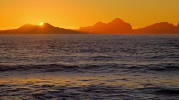 Solnedgång Över Bergen Och Havet Island Natur Högkvalitativ Fotografering — Stockvideo