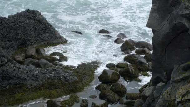 Ocean Waves Crashen Black Volcanic Cliff Pure Blue Sea Coastline — Stockvideo