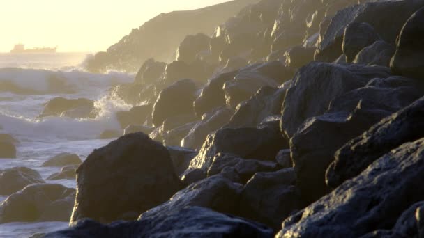 Ocean Waves Crashing Black Volcanic Cliff Чисте Узбережжя Блакитного Моря — стокове відео