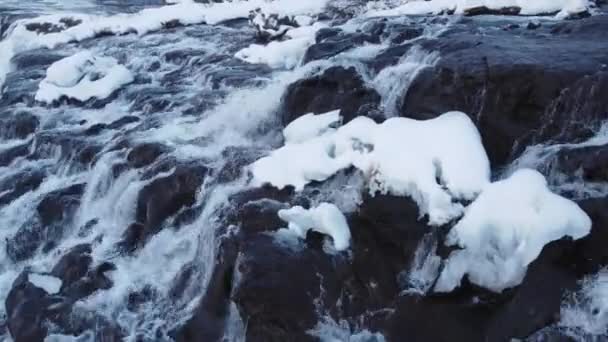 Храунфоссар Водопад Исландии Снежная Ледяная Горная Река Зимой Волшебное Зимнее — стоковое видео
