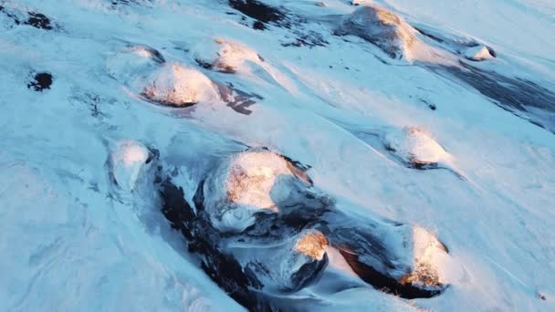 Vinterlandskapet Island Vid Soluppgången Ovanliga Snötäckta Kullar Havsstranden Vacker Abstrakt — Stockvideo