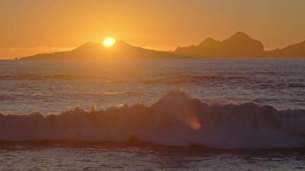Soluppgång Över Stormiga Havet Lysande Gyllene Vågor Med Solreflektion Vid — Stockvideo