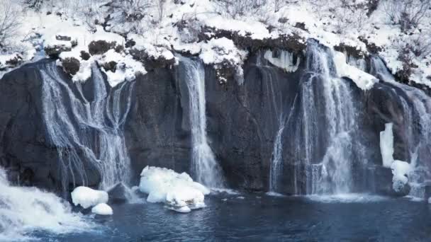 Водопад Исландии Снежная Гора Холодная Река Зимой Волшебное Зимнее Время — стоковое видео