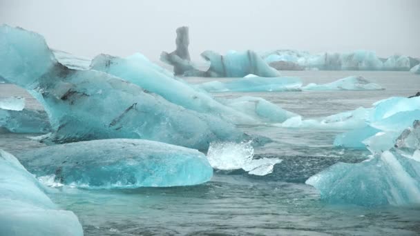 フォギー氷河ラグーンの青氷山 アイスランドの純粋な自然 北の国の美しい自然の奇跡 古代の青い氷は 地球温暖化のために氷解しています 冬と氷の概念 8Kで撃たれた — ストック動画