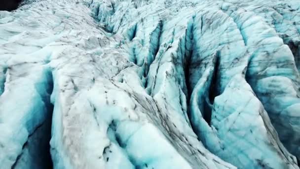晴れた冬の日に大きな氷河 アイスランドの美しい自然景観 火山灰と純粋な青い氷 氷河の融解と環境問題 空中展望 高品質4K映像 — ストック動画
