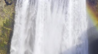 İzlanda 'da Skogafoss Şelalesi, Skoga Nehri' nde Sonbahar Mevsimi, Popüler Turist Çekimi, 4320 Sayılı Kararda Çekildi.