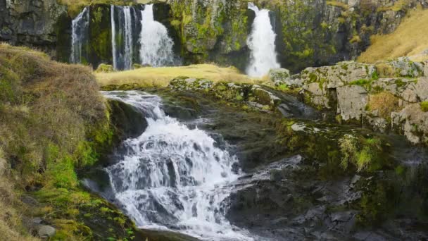 Waterval Ijsland Mountain River Met Zuiver Gletsjerwater Vulkanische Klif Het — Stockvideo