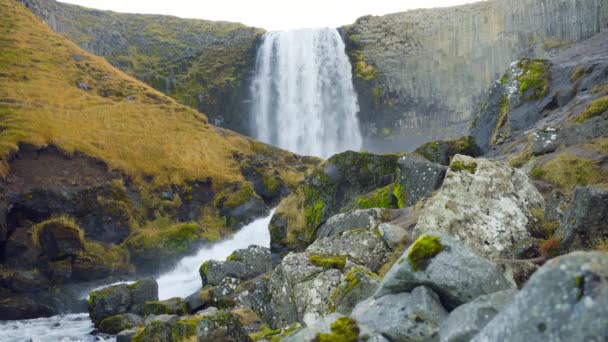 Waterfall Iceland Mountain River Pure Glacial Water Volcanic Cliff Autumn — Αρχείο Βίντεο
