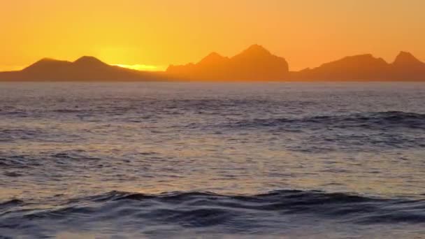 Zonsopgang Boven Stormachtige Zee Glanzende Gouden Golven Met Zon Reflectie — Stockvideo