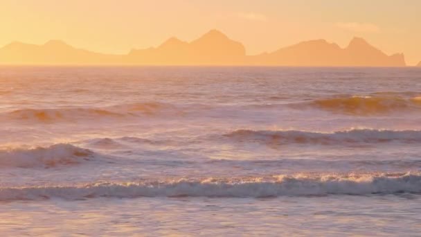 Salida Del Sol Sobre Mar Tormentoso Olas Doradas Brillantes Con — Vídeos de Stock