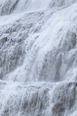 Dynjandi Şelalesi Su Dokusu. İzlanda 'nın güzel, saf doğası. Güçlü Dağ Nehri Arkaplanı. Dev Su Akıntısı, Sonsuz Doğal Enerji. Avrupa seyahati. Her yere git..