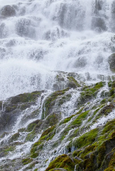 Dynjandi Şelalesi Su Dokusu. İzlanda 'nın güzel, saf doğası. Güçlü Dağ Nehri Arkaplanı. Dev Su Akıntısı, Sonsuz Doğal Enerji. Avrupa seyahati. Her yere git..