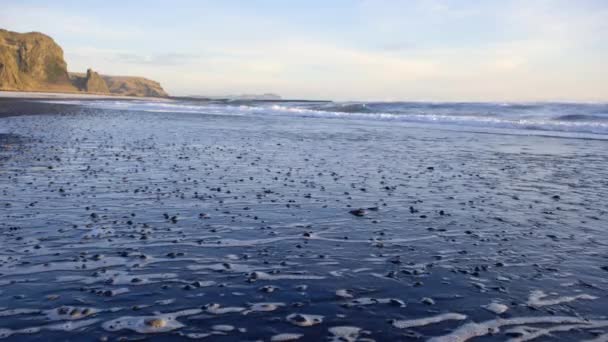 Sea Waves Black Volcanic Beach Närbild Ren Kust Med Svart — Stockvideo
