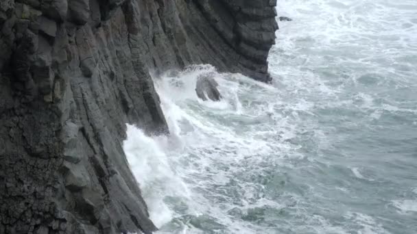 Ocean Waves Crashing Black Volcanic Cliff Coastline Pure Blue Sea — Vídeos de Stock