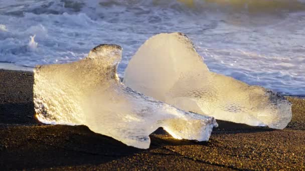 Famosa Diamond Beach Islândia Icebergs Brilhando Areia Vulcânica Preta Pôr — Vídeo de Stock