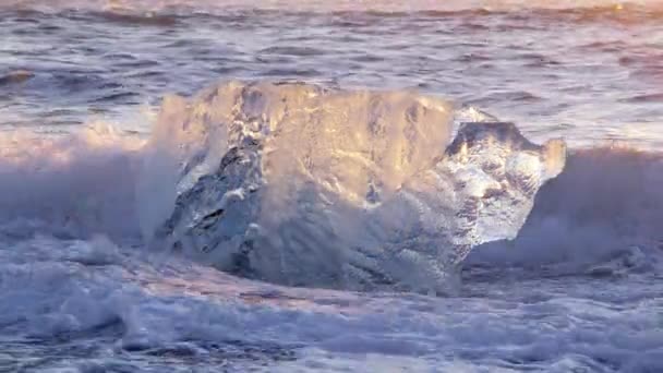 Famosa Playa Diamantes Islandia Icebergs Que Brillan Arena Volcánica Negra — Vídeo de stock