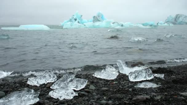 アイスランドの自然 フォギー氷河ラグーンの氷山 北の国の美しい自然の奇跡 冬の季節には純白の氷 8K分解能で海岸に打ち上げられた氷のブロック — ストック動画