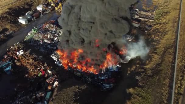 Brand Grote Brand Een Autovuilnisbelt Zwarte Rook Vervuilt Atmosfeer Ecologische — Stockvideo