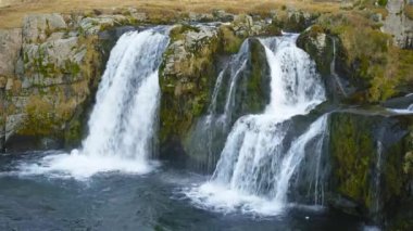İzlanda 'da şelale, Sonbahar sezonunda Dağ Nehri, Güzel Doğa Volkanik Manzarası. Ünlü Turistik Varış Yeri. 8K 'da çekilmiş..