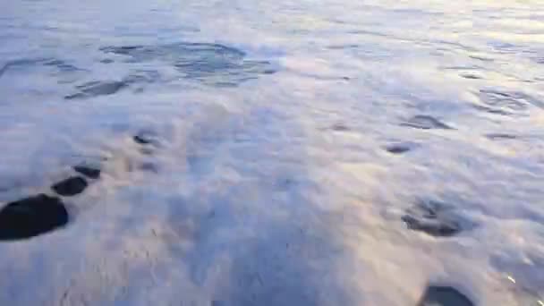 Sea Waves Black Volcanic Beach Närbild Ren Kust Med Svart — Stockvideo