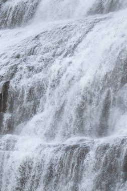 Dynjandi Şelalesi Su Dokusu. İzlanda 'nın güzel, saf doğası. Güçlü Dağ Nehri Arkaplanı. Dev Su Akıntısı, Sonsuz Doğal Enerji. Avrupa seyahati. Her yere git..