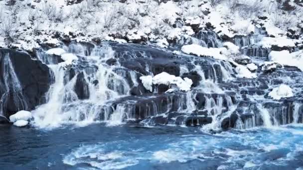 Водопад Исландии Снежная Гора Холодная Река Зимой Волшебное Зимнее Время — стоковое видео